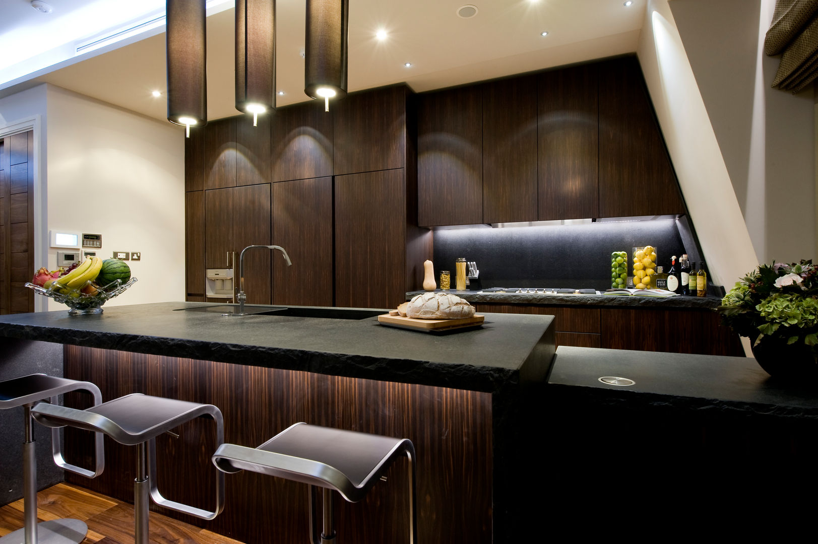 A Modern House Project Combined with Dark Colours, Simply Italian Simply Italian モダンな キッチン