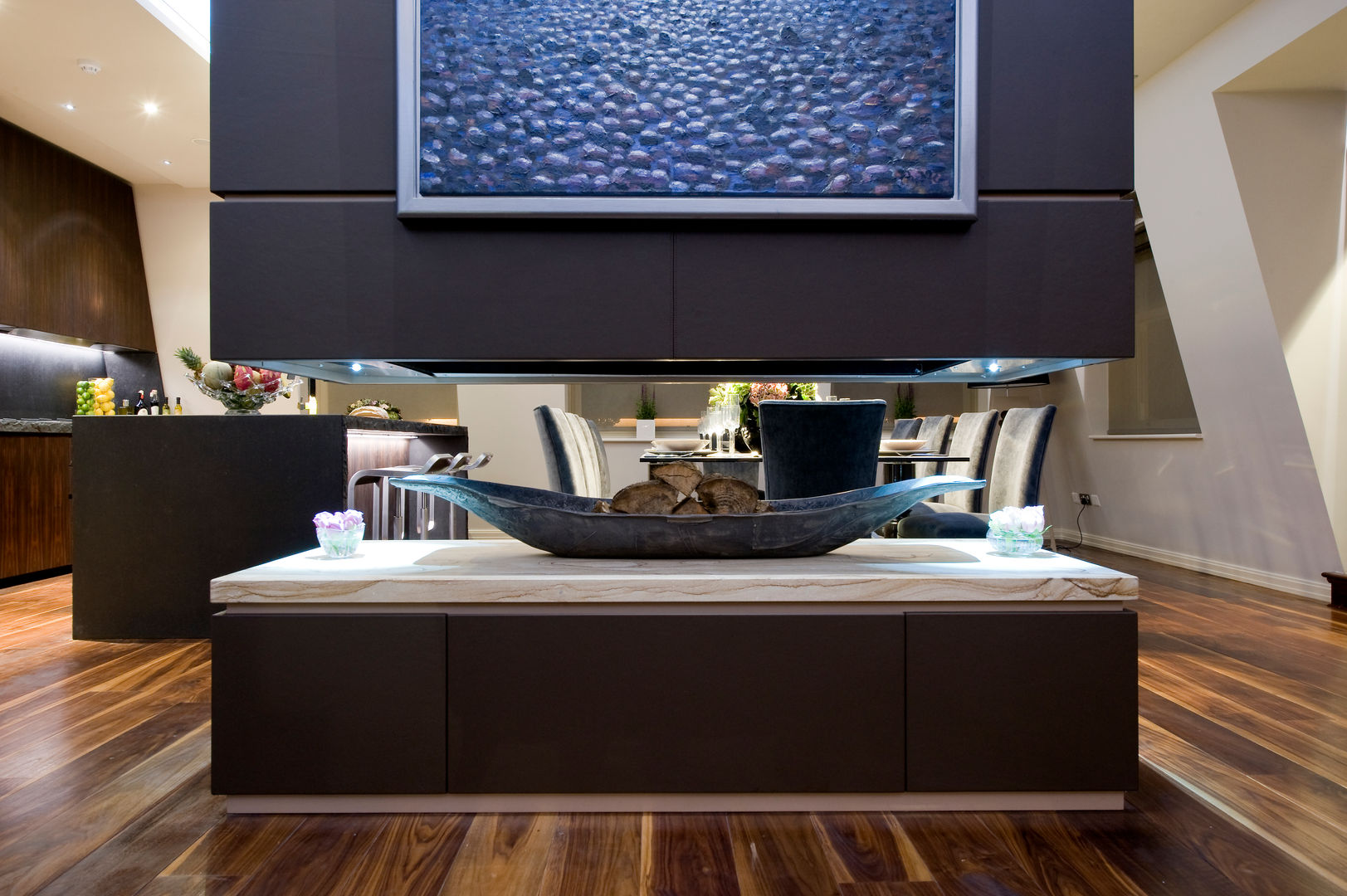 A Modern House Project Combined with Dark Colours, Simply Italian Simply Italian モダンデザインの リビング