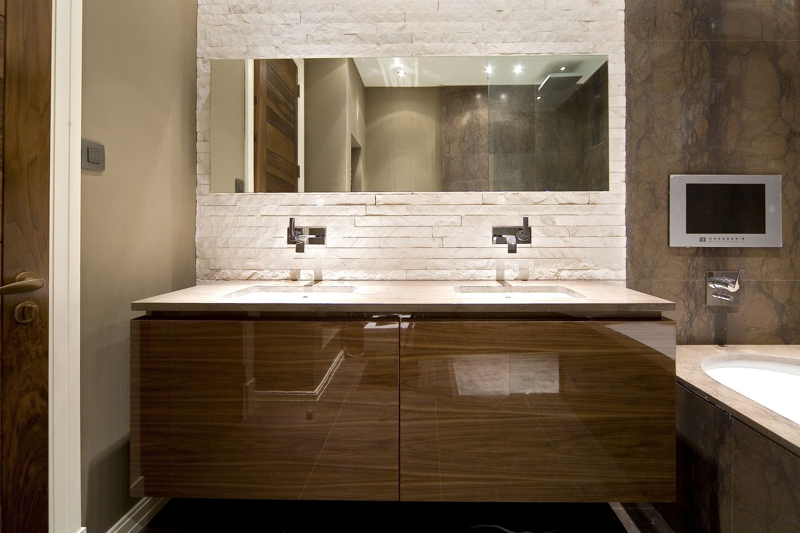 A Modern House Project Combined with Dark Colours, Simply Italian Simply Italian Modern style bathrooms