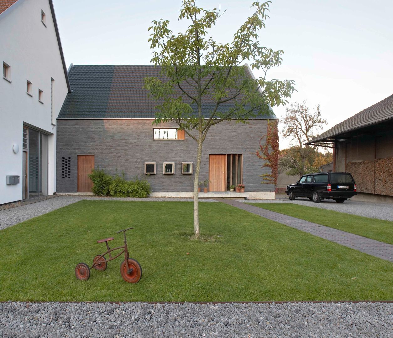 Innenhof mit Walnussbaum Dipl.-Ing. Michael Schöllhammer, freier Architekt Klassischer Garten