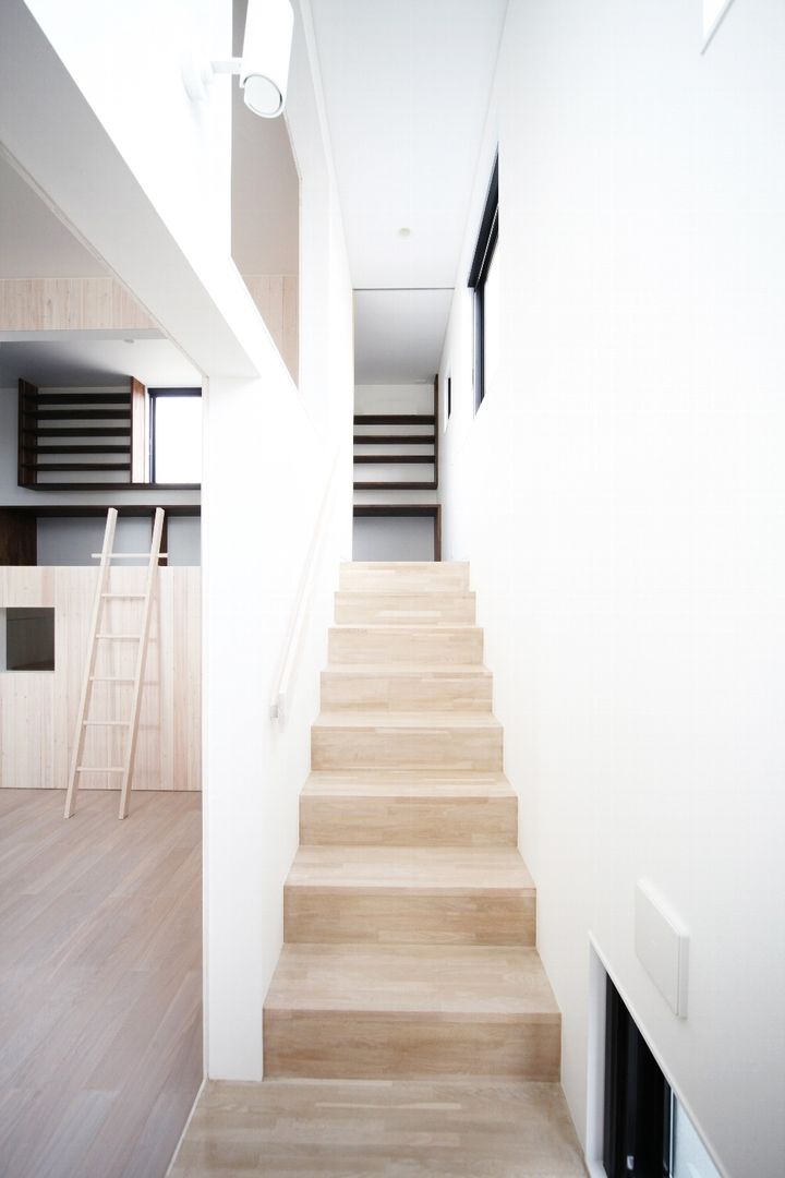 ＨＩＲＯＢＡ, ＪＭＡ（Jiro Matsuura Architecture office） ＪＭＡ（Jiro Matsuura Architecture office） Pasillos, vestíbulos y escaleras modernos