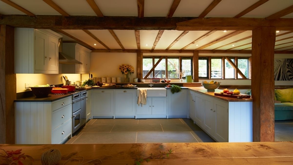 Barn Conversation Family Shaker Kitchen By Luxmoore & Co Luxmoore & Co Dapur Gaya Country