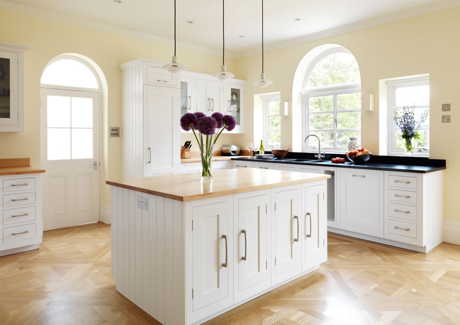 Painted Shaker kitchen by Harvey Jones Harvey Jones Kitchens Кухня в классическом стиле