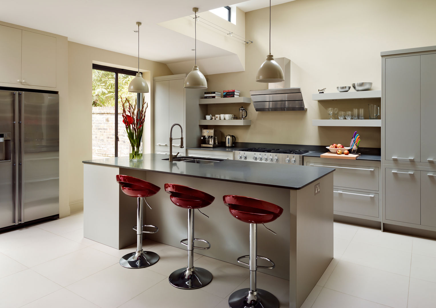 Linear kitchen by Harvey Jones Harvey Jones Kitchens Nhà bếp phong cách hiện đại