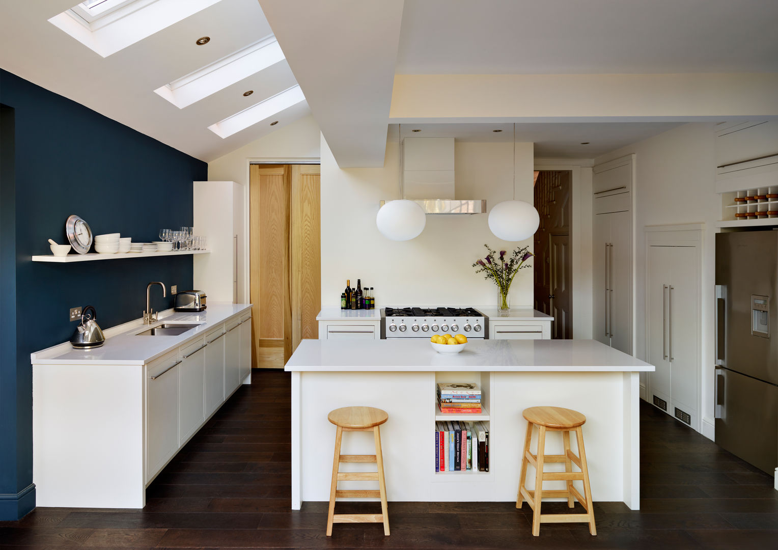 Linear kitchen by Harvey Jones Harvey Jones Kitchens مطبخ