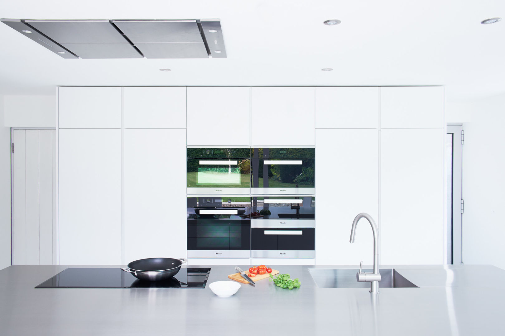 Bespoke Minimalist Kitchen By Luxmoore & Co Luxmoore & Co ห้องครัว