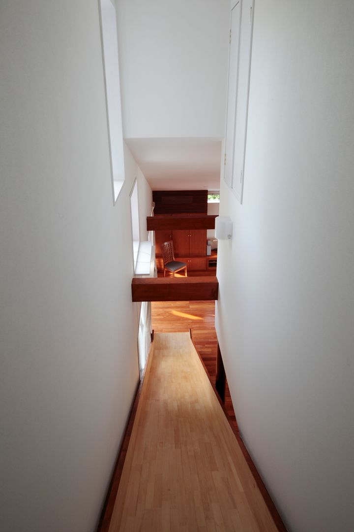 slide house, 一級建築士事務所あとりえ 一級建築士事務所あとりえ Modern Corridor, Hallway and Staircase