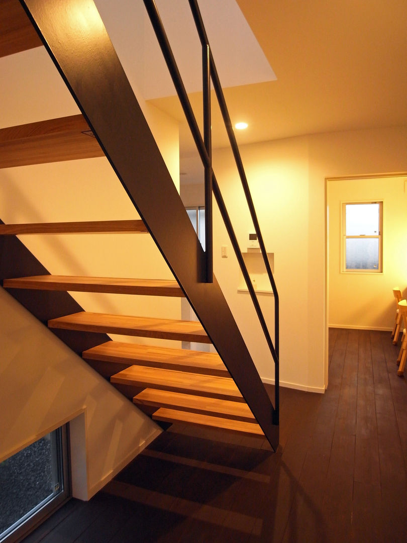 馬木の家 House in Umaki,Matsuyama, wada architectural design office 和田設計 wada architectural design office 和田設計 Modern Koridor, Hol & Merdivenler