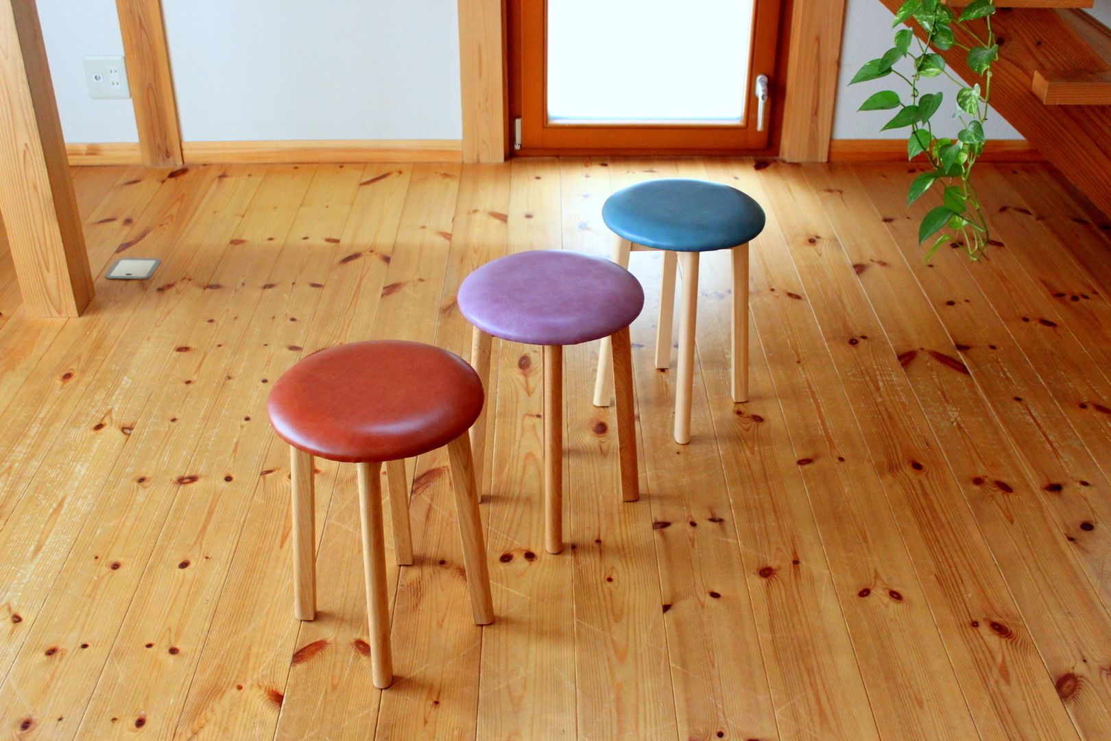 round stool trusty wood works オリジナルデザインの ダイニング 椅子＆ベンチ