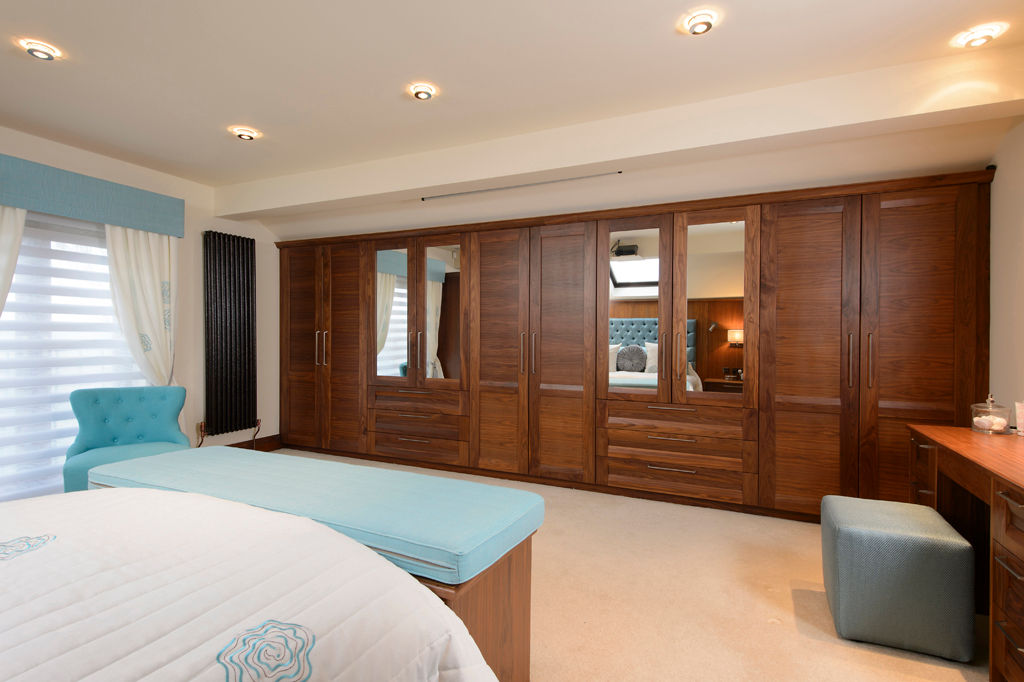 Mr & Mrs Swan's Bespoke Walnut Bedroom, Room Room クラシカルスタイルの 寝室