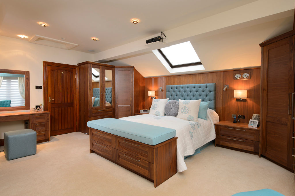 Mr & Mrs Swan's Bespoke Walnut Bedroom, Room Room Chambre classique