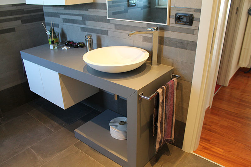 Appartamento in Bari - Sfumature di grigio in bagno, SILVIA ZACCARO ARCHITETTO SILVIA ZACCARO ARCHITETTO Modern bathroom Sinks