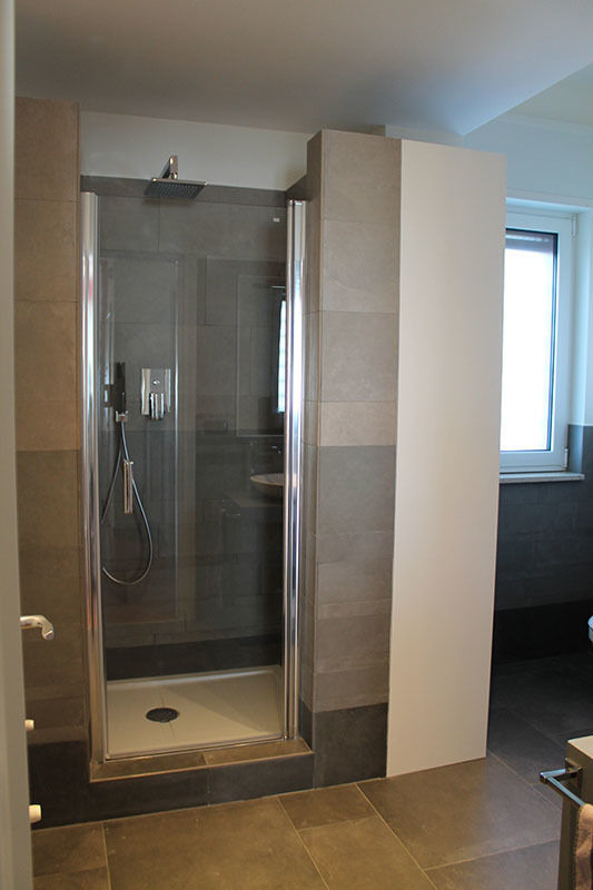 Appartamento in Bari - Sfumature di grigio in bagno, SILVIA ZACCARO ARCHITETTO SILVIA ZACCARO ARCHITETTO ห้องน้ำ อ่างอาบน้ำ ฝักบัวอาบน้ำ