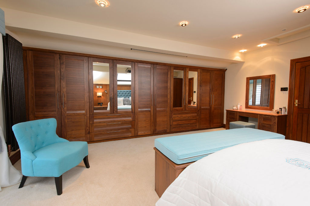 Mr & Mrs Swan's Bespoke Walnut Bedroom, Room Room Quartos clássicos