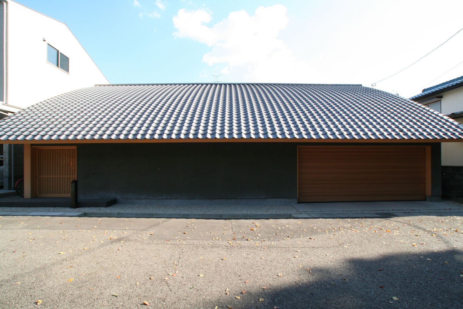 ムクリ屋根が印象的な屋根 宝角建築ｱﾄﾘｴ 木造住宅 瓦屋根 ムクリ屋根 格子戸