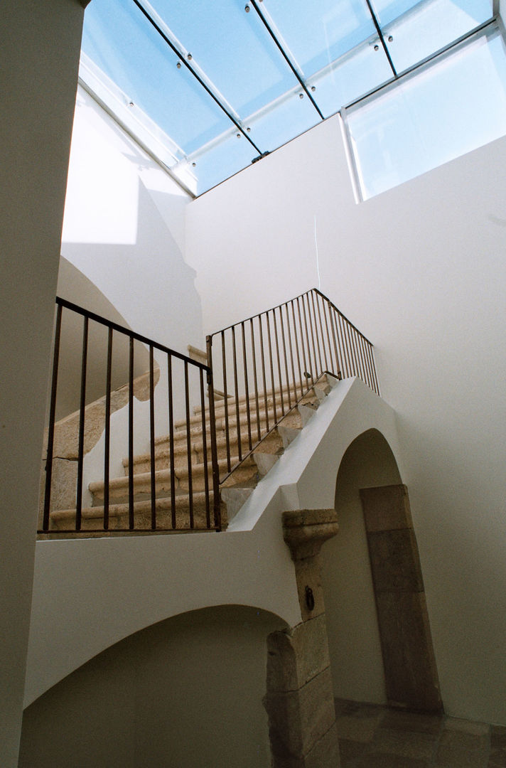 Casa Apice Bellini, raffaele iandolo architetto raffaele iandolo architetto 現代風玄關、走廊與階梯