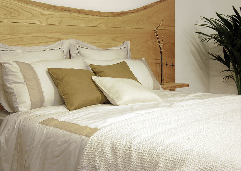 homify Kamar Tidur Gaya Rustic Beds & headboards