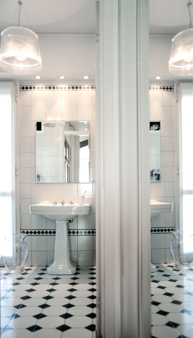 Appartamento di 110 Mq con una Grande Peculiarità: La Luce - Black & White, PAZdesign PAZdesign Modern bathroom