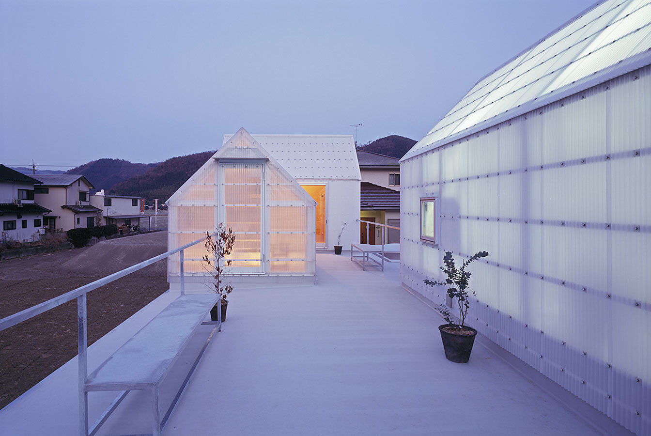 House in Yamasaki, 島田陽建築設計事務所/Tato Architects 島田陽建築設計事務所/Tato Architects Eclectic style balcony, porch & terrace