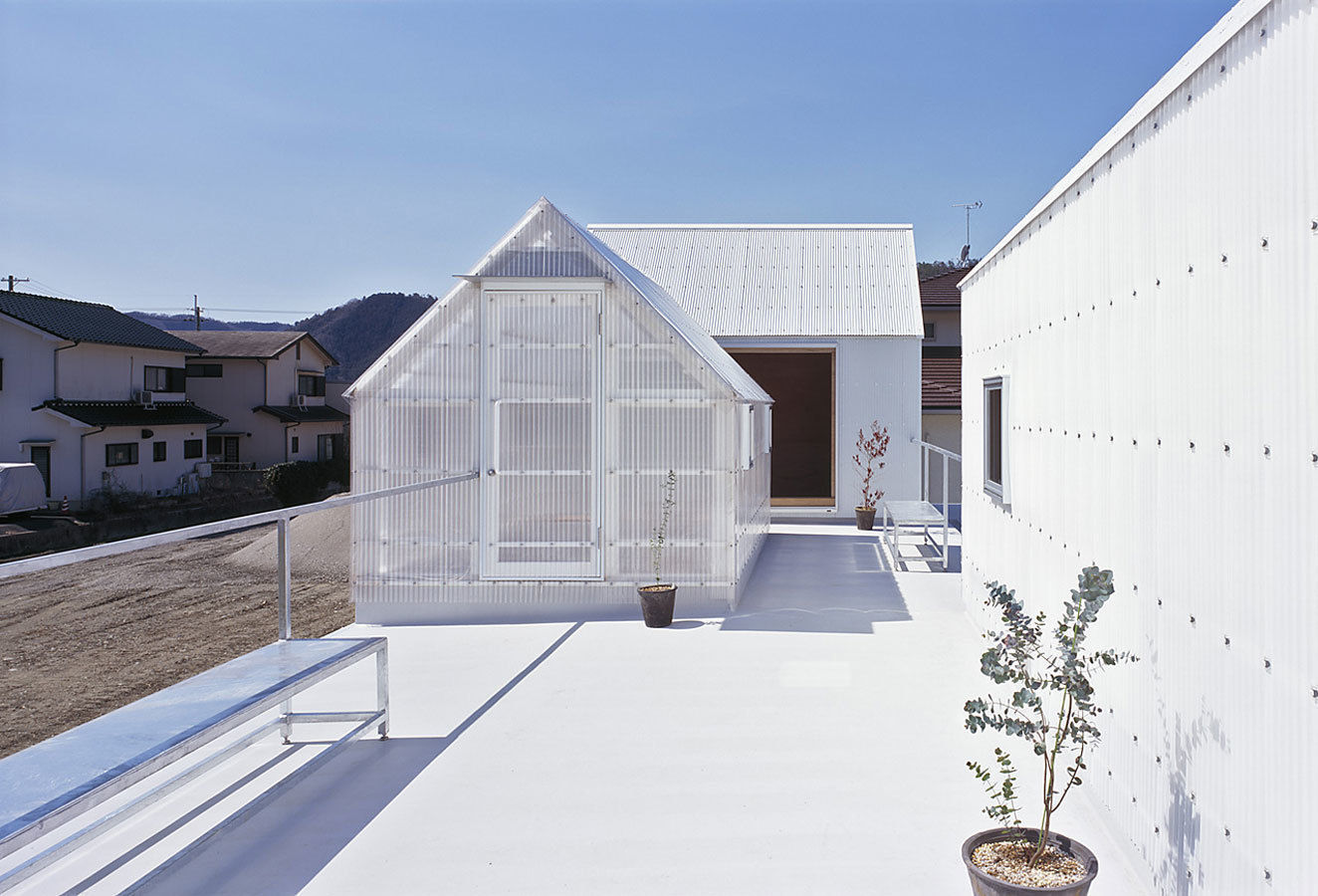 House in Yamasaki, 島田陽建築設計事務所/Tato Architects 島田陽建築設計事務所/Tato Architects Patios & Decks