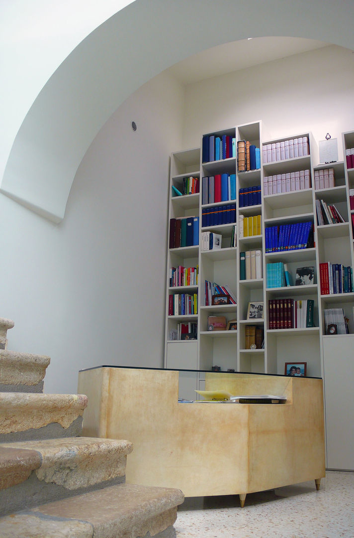 Casa Apice Bellini, raffaele iandolo architetto raffaele iandolo architetto Modern Study Room and Home Office Cupboards & shelving