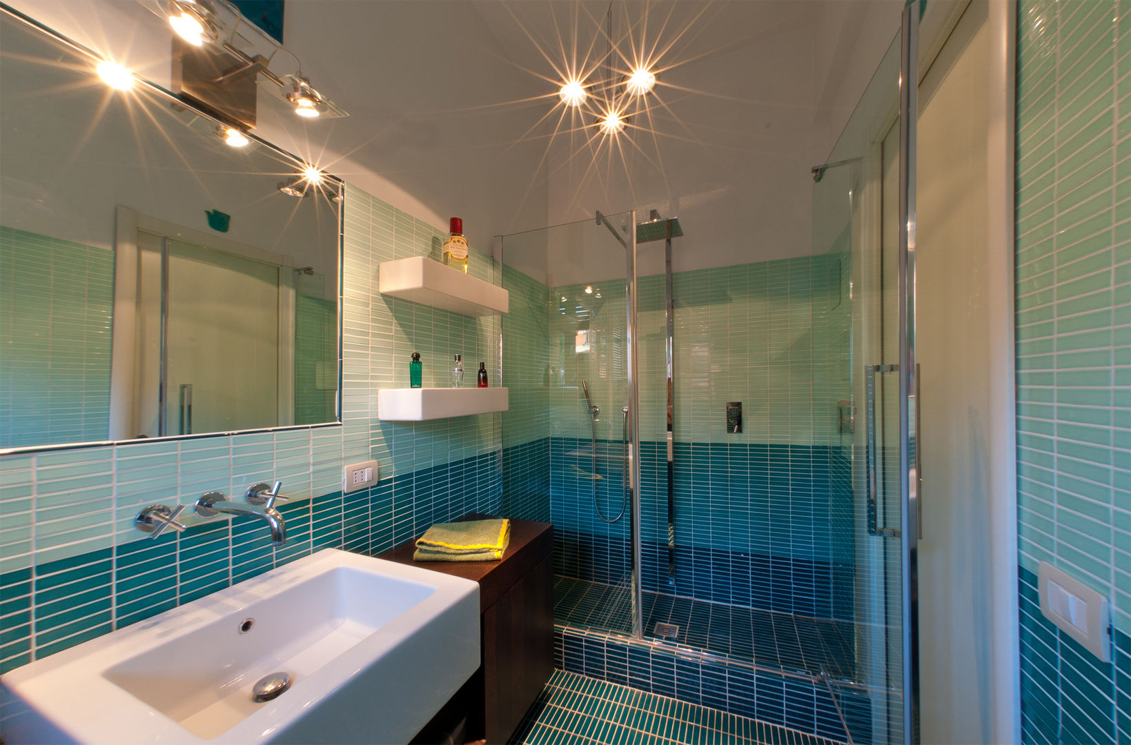 Colour House , Collina Fleming - Roma, NOS Design NOS Design Modern bathroom Lighting