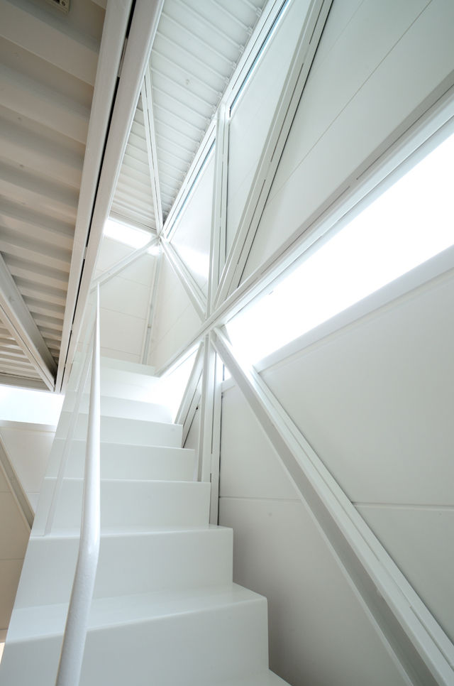 LGS HOUSE #01 / ボーダーの家 / Boundary House, Niji Architects／原田将史＋谷口真依子 Niji Architects／原田将史＋谷口真依子 Eclectic corridor, hallway & stairs