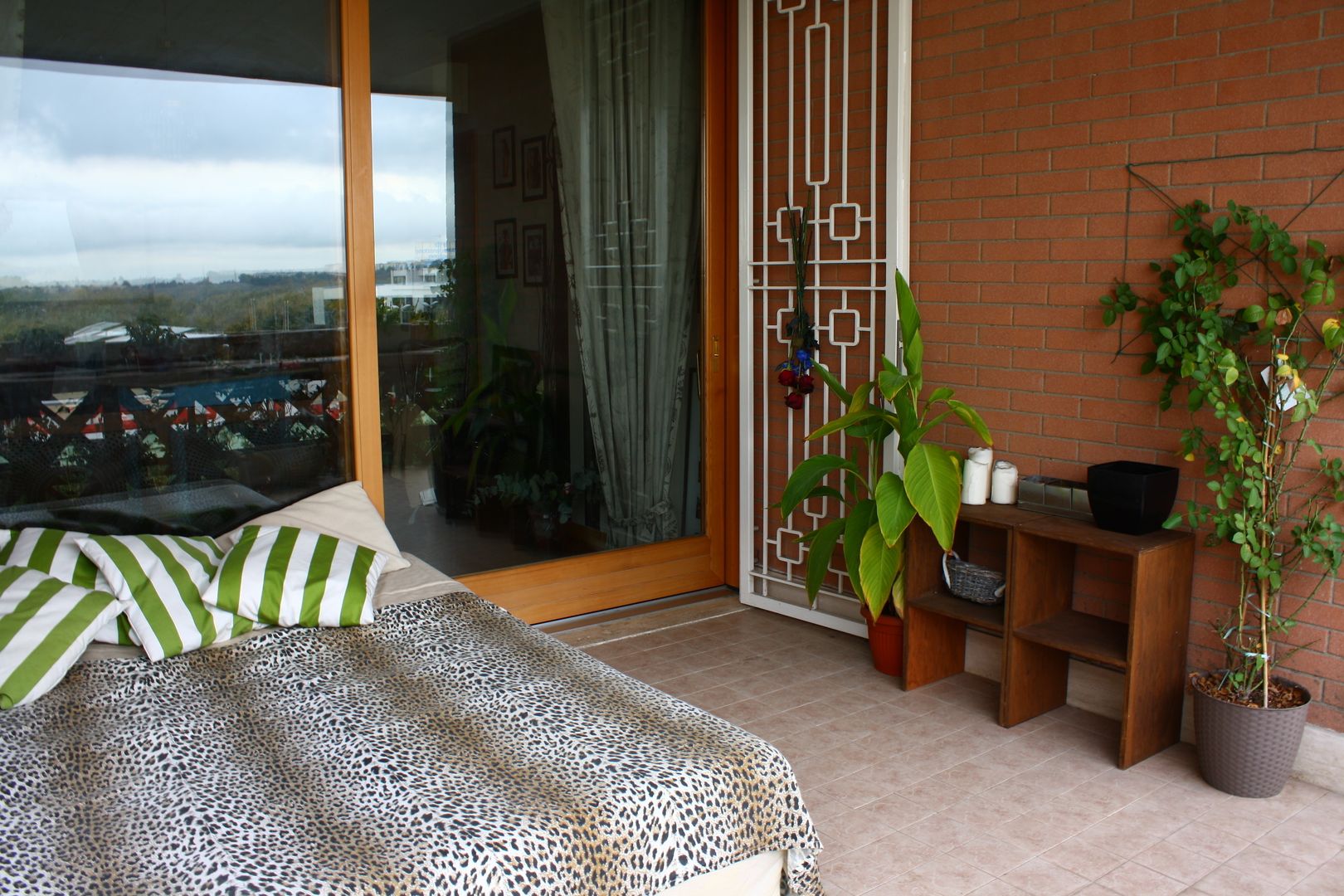 Casa Feng Shui di Michelle Marie Castiello, Feng Shui 2 You Feng Shui 2 You Modern balcony, veranda & terrace