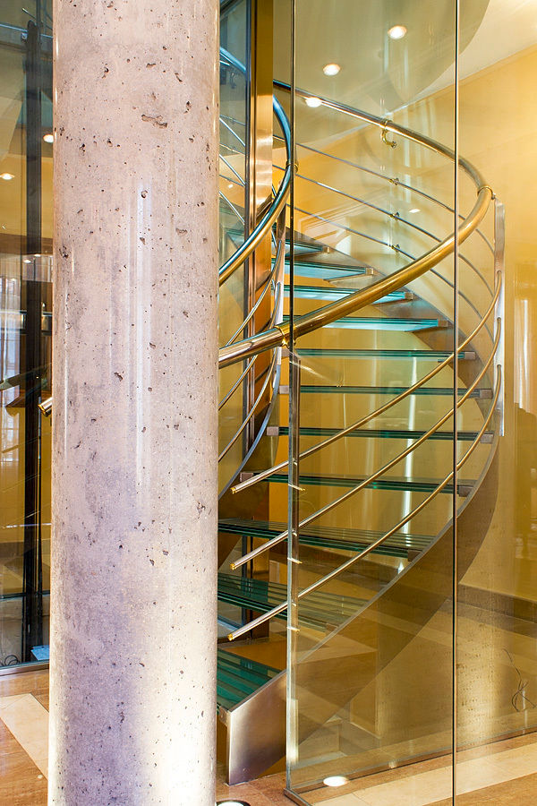 Detalle de escalera con ascensor Rubén Sánchez Albillo. Arquitecto Pasillos, vestíbulos y escaleras de estilo moderno