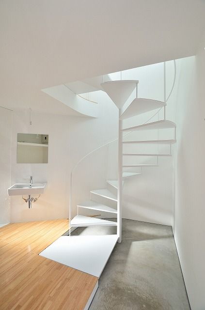 鷹番の長屋 / Townhouse in Takaban, Niji Architects／原田将史＋谷口真依子 Niji Architects／原田将史＋谷口真依子 미니멀리스트 복도, 현관 & 계단