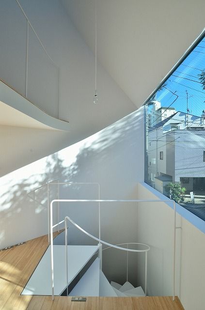 鷹番の長屋 / Townhouse in Takaban, Niji Architects／原田将史＋谷口真依子 Niji Architects／原田将史＋谷口真依子 Minimalistyczny salon