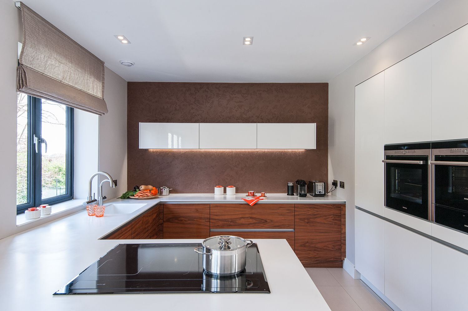 Urban Life gloss white and walnut kitchen homify Cocinas modernas