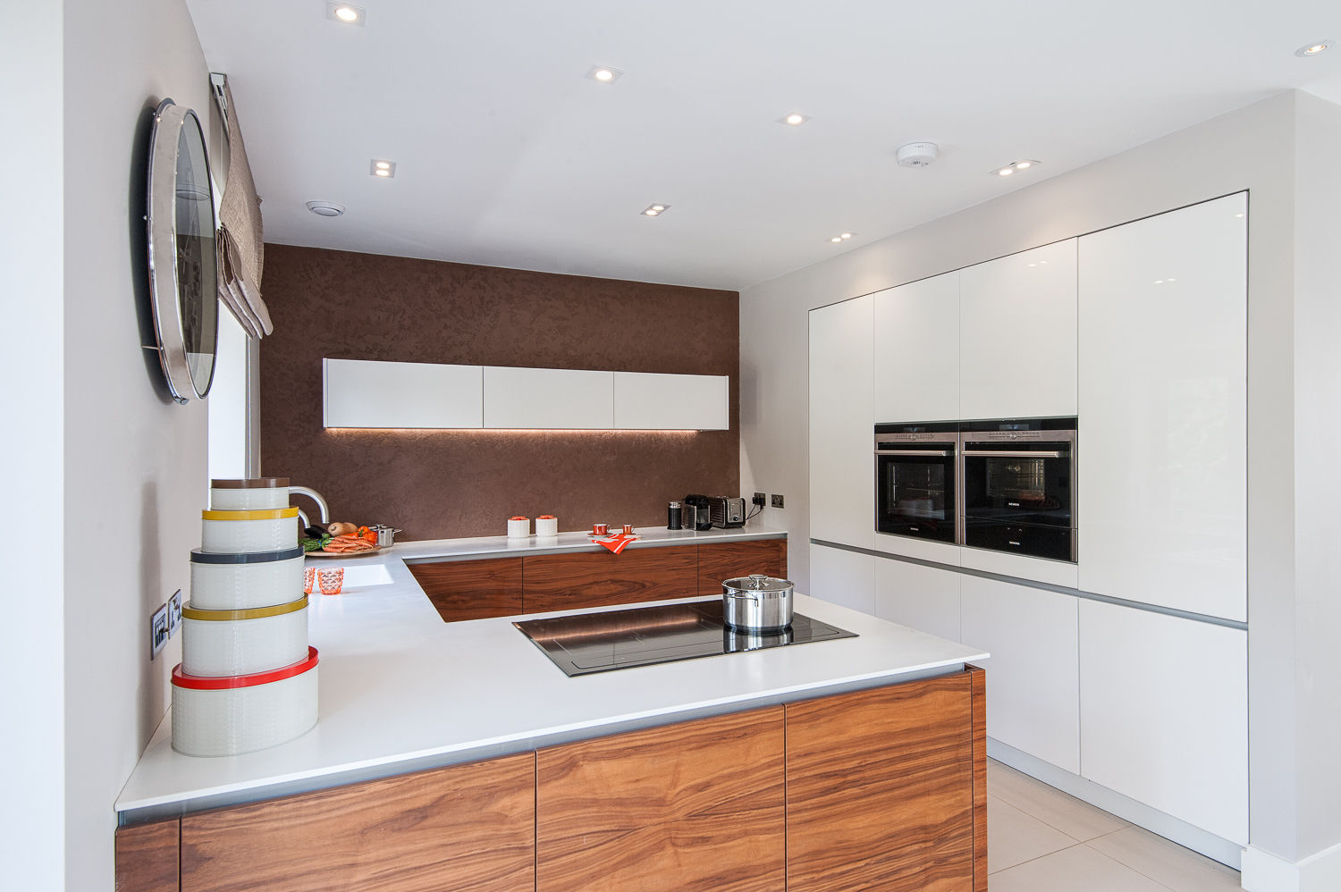 Urban Life gloss white and walnut kitchen homify Modern Kitchen