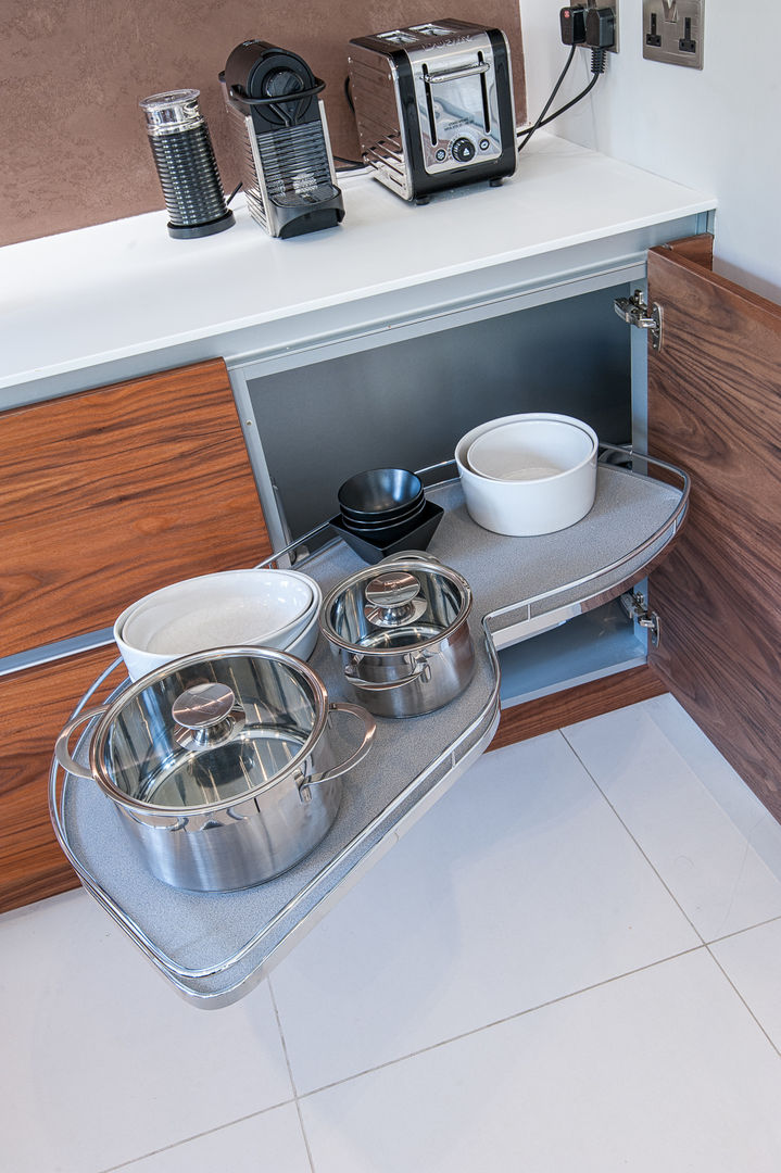 Urban Life gloss white and walnut kitchen - Le mans storage homify Cozinhas modernas