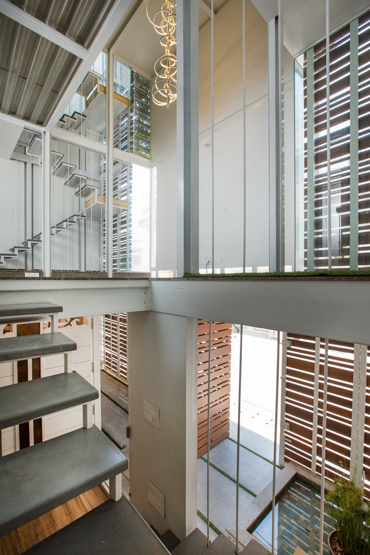 M House by Technoarchitecture, And Let There Be Lights And Let There Be Lights Modern corridor, hallway & stairs