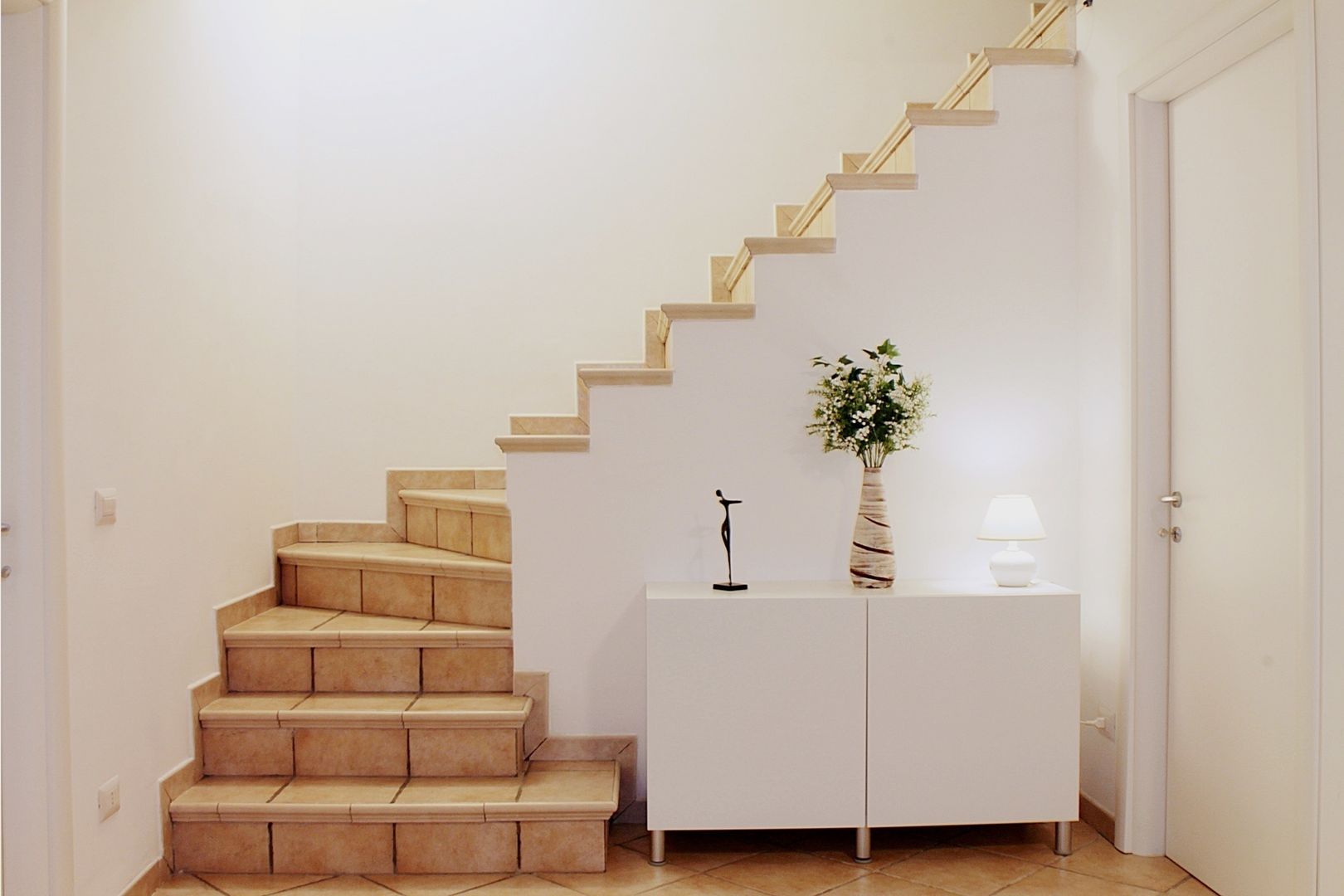 Home relooking: intervento su una sala hobby, LET'S HOME LET'S HOME Moderne gangen, hallen & trappenhuizen