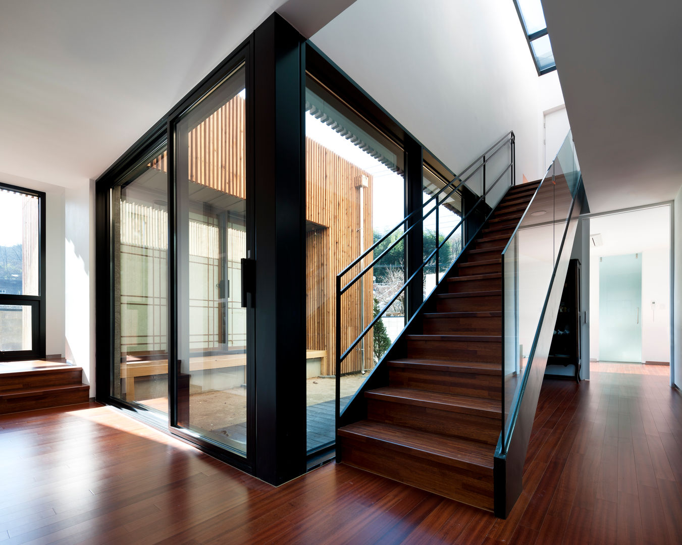 단산리주택 Dansanli House, ADF Architects ADF Architects Modern corridor, hallway & stairs