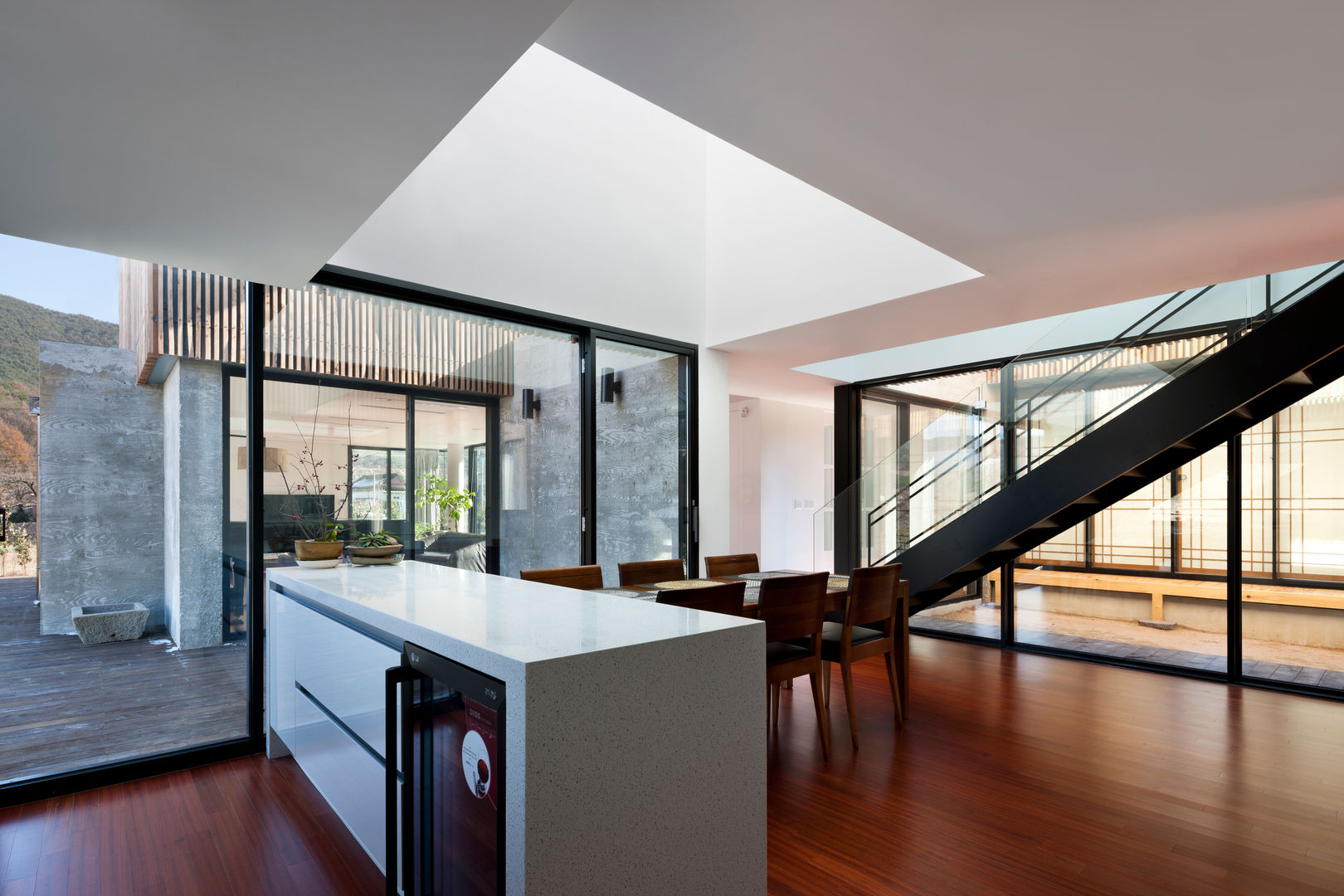 단산리주택 Dansanli House, ADF Architects ADF Architects Moderne eetkamers