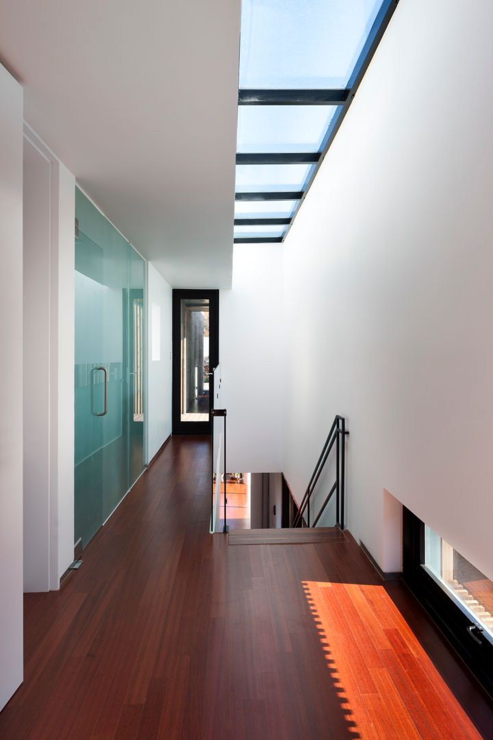 단산리주택 Dansanli House, ADF Architects ADF Architects Modern corridor, hallway & stairs