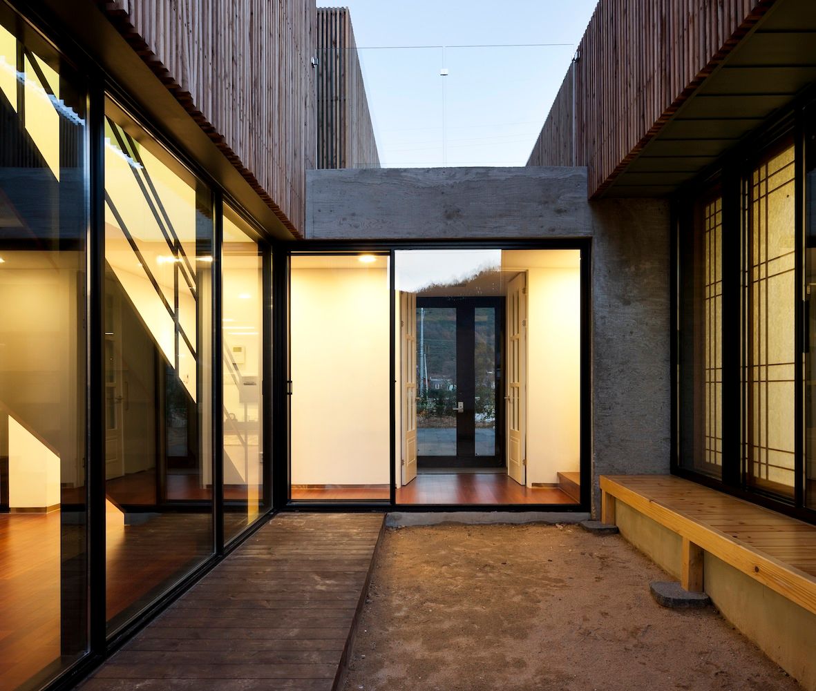 단산리주택 Dansanli House, ADF Architects ADF Architects Modern balcony, veranda & terrace