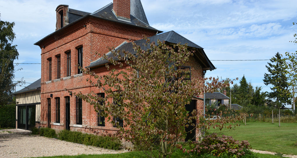 façade extérieure, maison brique rouge AGENCE APOLLINE TERRIER Maisons classiques
