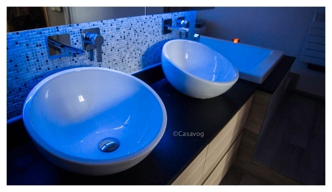 Réalisation d'une salle de bains dans 6 m2, Casavog Casavog Phòng tắm phong cách hiện đại Sinks