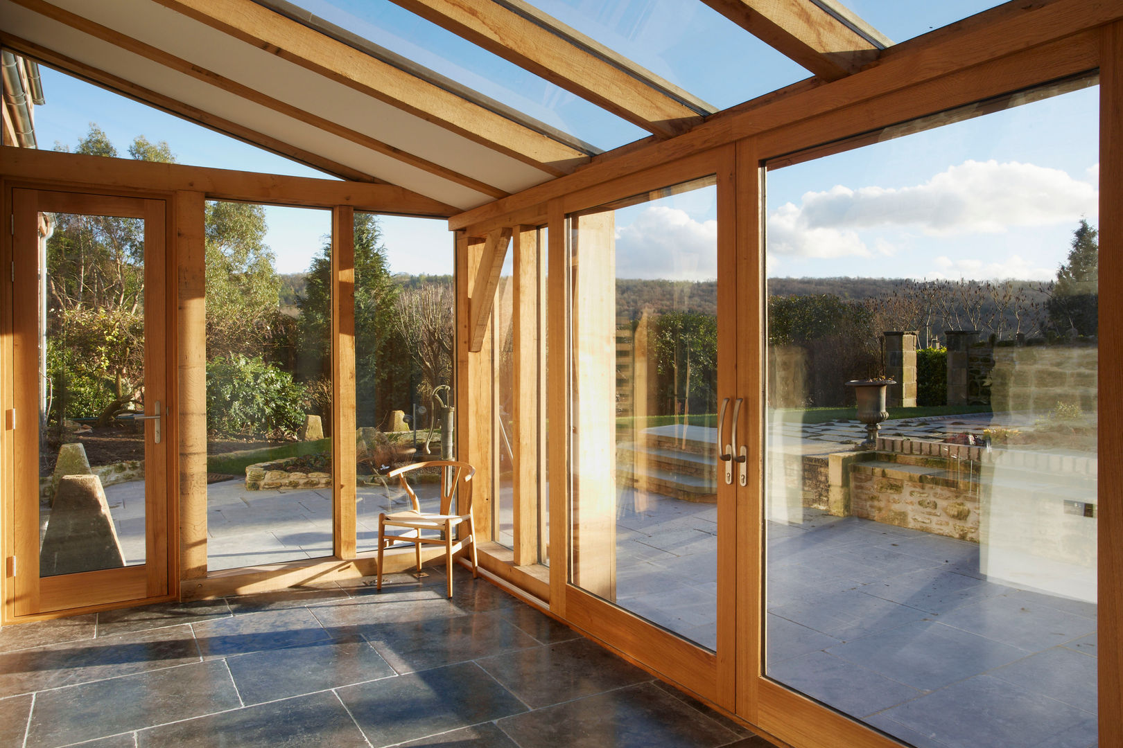 Oak framed conservatory / sun room Hart Design and Construction Country style conservatory