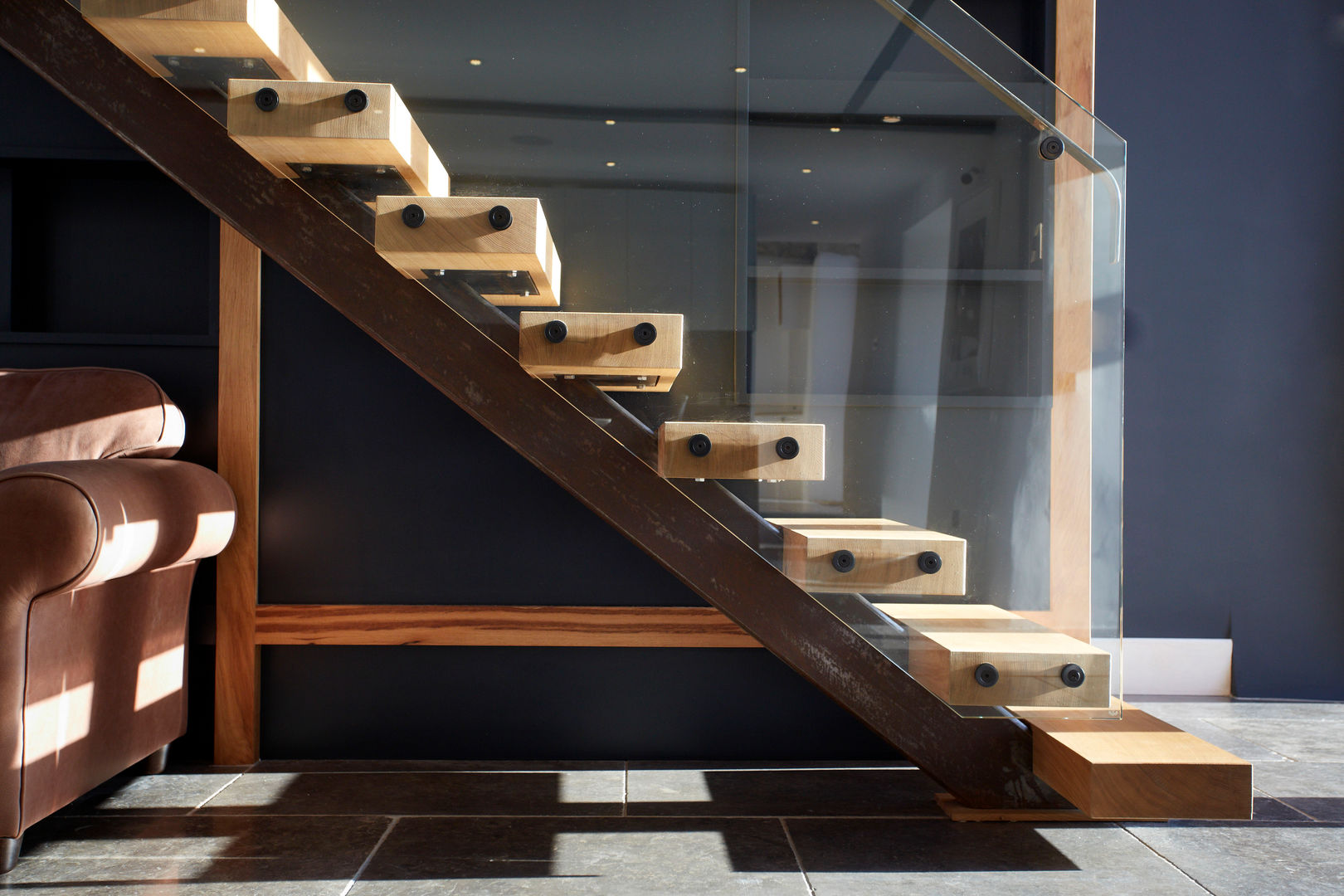 Single string stairs Hart Design and Construction Pasillos, vestíbulos y escaleras de estilo moderno