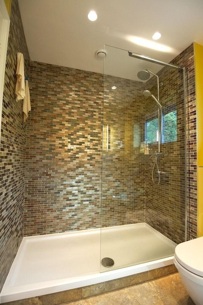 Walk in shower and feature tiling Chameleon Designs Interiors Modern style bathrooms Bathtubs & showers