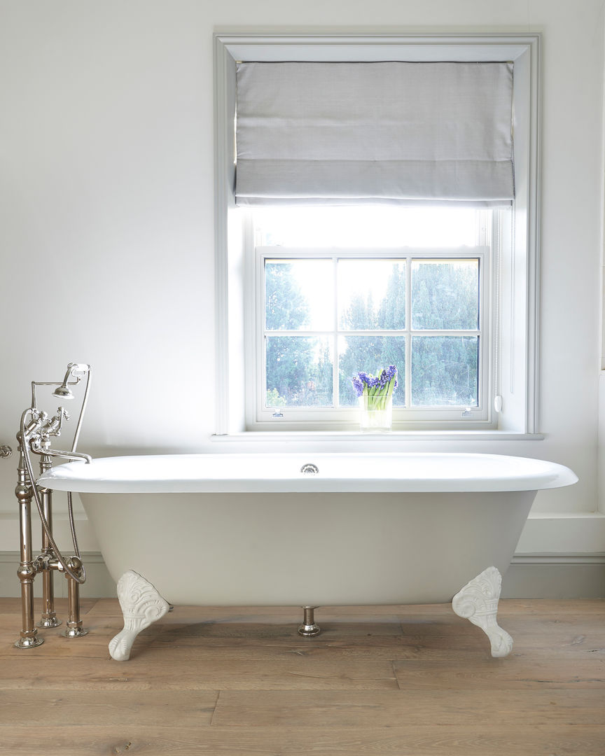 Drummonds Case Study: Georgian Farmhouse, Surrey homify Baños rurales Bañeras y duchas