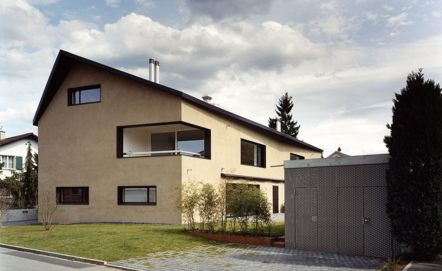 Mehrfamilienhaus Wiesengrundstrasse, weberbuess Architekten SIA weberbuess Architekten SIA منازل