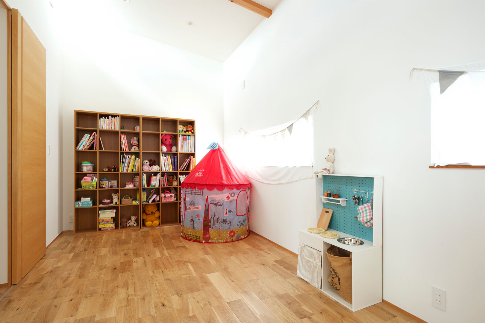 子供室（将来２つに仕切ることができる） H建築スタジオ モダンデザインの 子供部屋
