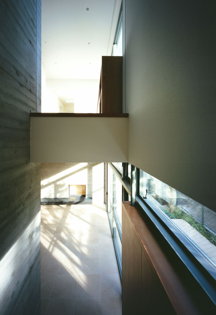 H residence, 山崎壮一建築設計事務所 山崎壮一建築設計事務所 Pasillos, vestíbulos y escaleras modernos