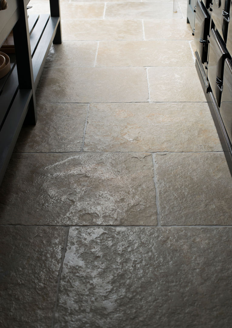The Hampton Court Kitchen Floors of Stone Ltd カントリーデザインの キッチン